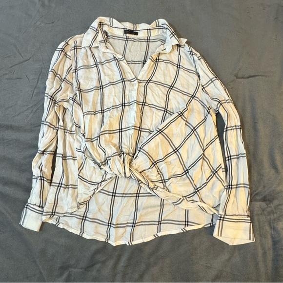 Dynamite White and Black Long Sleeve Tie Front Button Down Shirt
#1108 - Picture 1 of 6